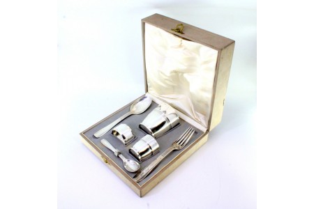 Conjunto em prata para criança com garfo, duas colheres, copo, argola de guardanapo  e cálice com frisos e estojo original.